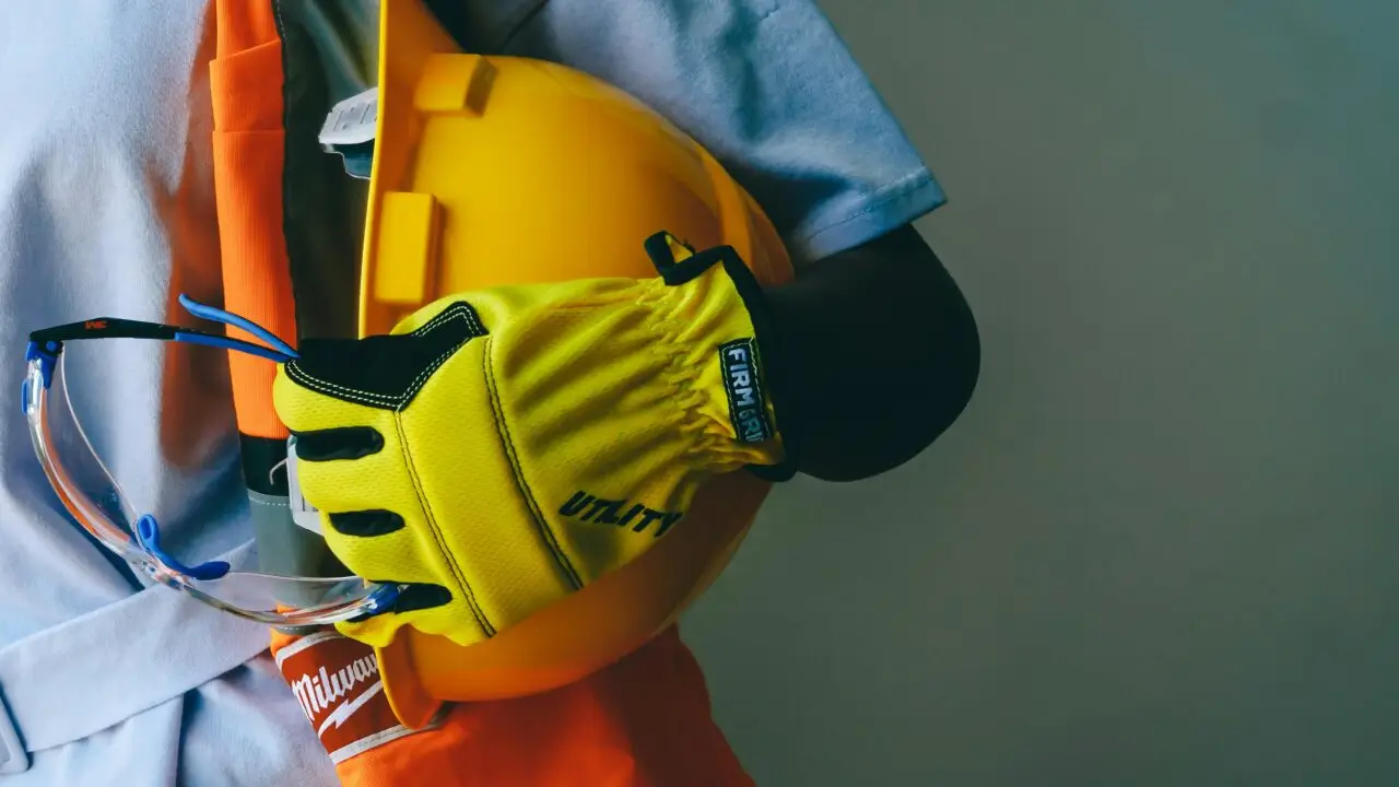 Pentingnya Standar Safety Equipment di Lingkungan Kerja